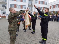 UROCZYSTE ŚLUBOWANIE KLASY MUDUROWEJ ORAZ PRZEKAZANIE WOZU STRAŻACKIEGO