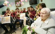 KONCERT ORKIESTRY DLA NAJSTARSZEJ MIESZKANKI TORUNIA