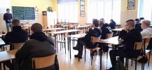Zasłuchani uczniowie klasy 1bT podczas zajęć z p. Tomaszem Trzeciakowskim