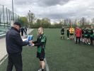 Michał Wójcik - kapitan drużyny - odbiera puchar i medale za wicemistrzostwo Torunia
