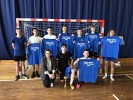 Klasa 1F - Mistrzowie szkoły 2023 z panią dyrektor Karoliną Guzińską